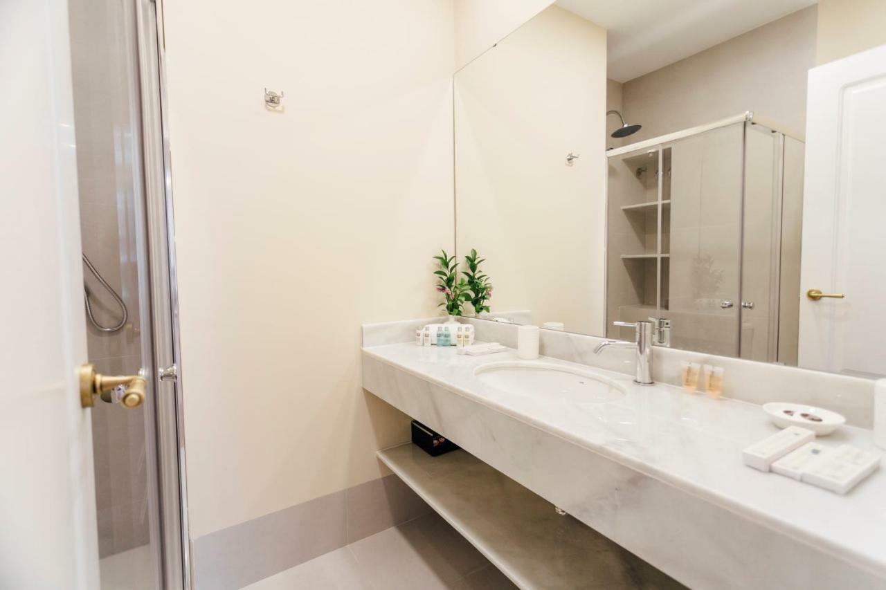 Stylish And Wide- 3Bdr 3Bth- Los Remedios Sevilla Exteriör bild